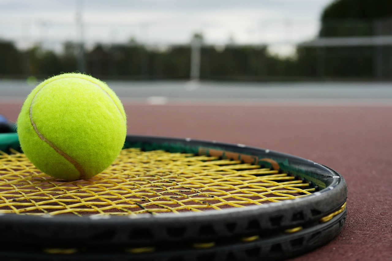 tennis-racket-5229711_1280